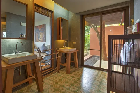 Luxury bathrooms, there's also an outdoor shower and bath tub?